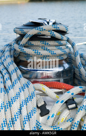 Primo piano delle funi in nylon avvolto intorno al rullo di trascinamento sull'Alba Explorer yacht a vela a Dundee, Regno Unito Foto Stock