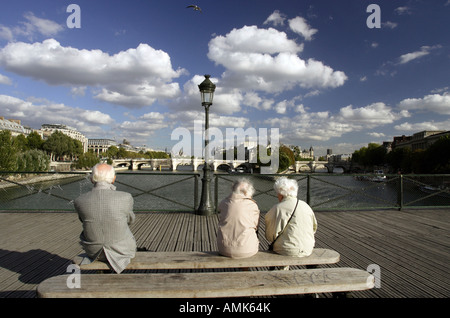 Gli anziani seduti su una panchina presso il fiume Senna, Parigi, Francia Foto Stock