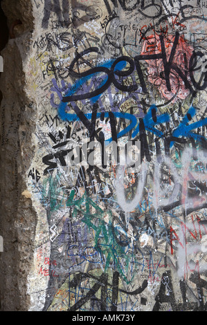 Frammento rimanente del muro di Berlino coperto di grafitti Checkpoint Charlie Berlino Germania Foto Stock