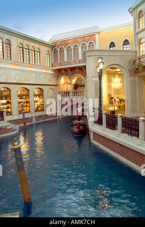 Vista interna del Venetian Hotel e Casinò con canali e gondolieri sulla Strip di Las Vegas Nevada USA Foto Stock