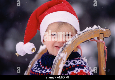 Ragazzo giocare nella neve Foto Stock