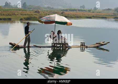 I turisti Rafting sulle zattere di bambù Li Jiang River Yangshuo Cina Foto Stock