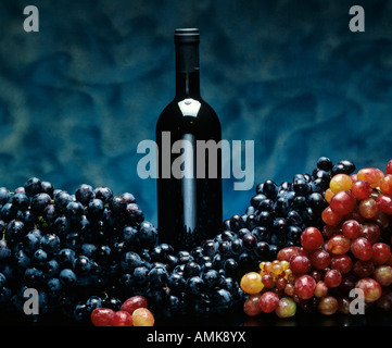 Ancora vita uve e bottiglia di vino, Studio shot Foto Stock