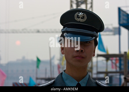 Molto giovane uomo Sicurezza edificio di nuova costruzione sito cinese di Pechino Foto Stock