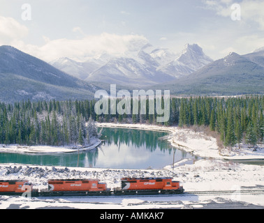 Treno dal Monte Lougheed e il Fiume Bow, vicino Dead Mans appartamenti, Alberta, Canada Foto Stock