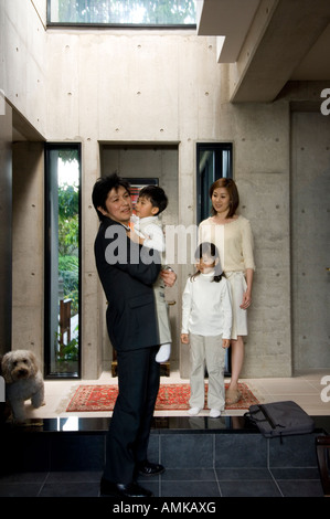 Padre dicendo addio ai bambini Foto Stock