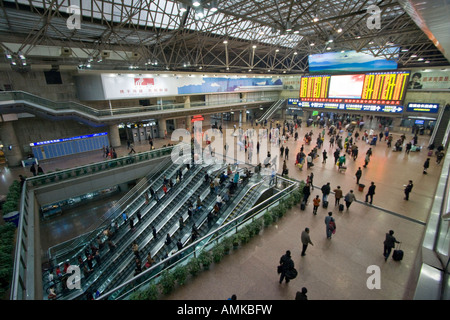 Il popolo cinese all'interno di Beijing West Railway terminal del Treno Pechino CINA Foto Stock