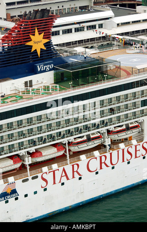 Star Cruises nave 'Superstar Virgo' ancorata in Singapore Foto Stock