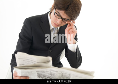 Giovane imprenditore quotidiano di lettura Foto Stock