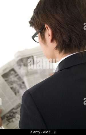 Giovane imprenditore quotidiano di lettura Foto Stock