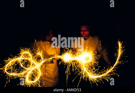 La gente in festa con fuochi d'artificio di notte . Foto Stock