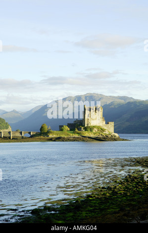 Eilean Donan Castle sul Loch Duich nella regione delle Highlands vicino a Dornie e Kyle of Lochalsh, Scozia occidentale, REGNO UNITO Foto Stock