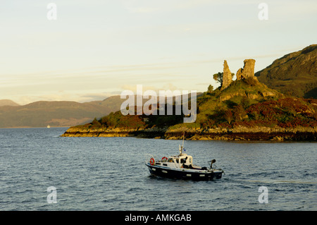 Kyleakin Castello e porto sulla isola di Skye vicino al Ponte di Skye. Ebridi Interne, Scozia Foto Stock