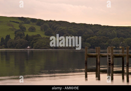 Vista ovest attraversando coniston water verso torver pier nel Lake District Cumbria Regno Unito Foto Stock