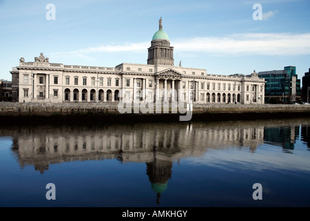 Custom House Dublino Irlanda da giorno, riflette il fiume Liffey costruito nel 1791 dal famoso architetto James Gandon Foto Stock