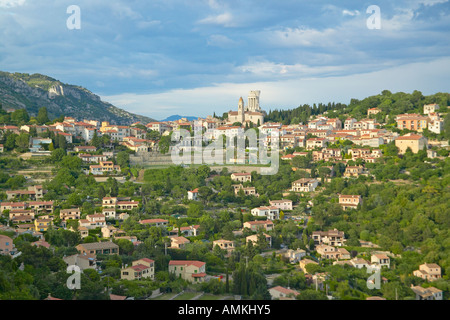 Comune di La Turbie con Trophee des Alpes e chiesa Francia Foto Stock