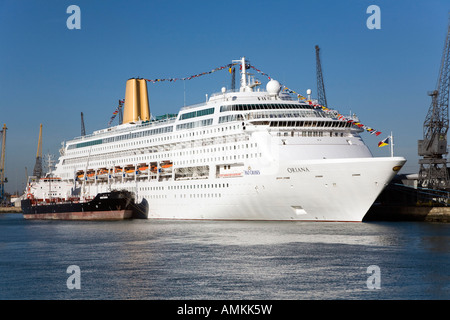 Barca di carburante accanto al rifornimento di Oriana nave da crociera a Southampton Foto Stock