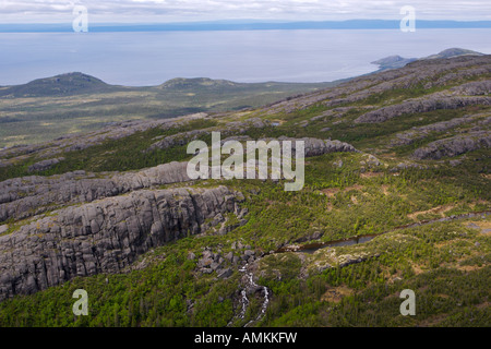 Vista aerea dalla farinoso montagne del Lago di Melville nel sud del Labrador, Labrador, Terranova Labrador, Canada. Foto Stock