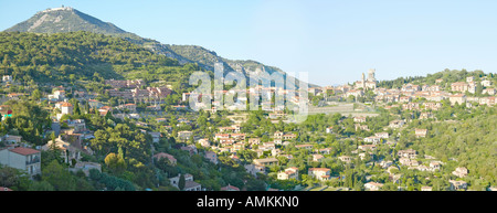 Vista verso la città di La Turbie con Trophee des Alpes e chiesa Francia Foto Stock