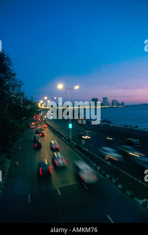 Il Marine Drive, conosciuto anche come collana di diamanti dopo il tramonto con il traffico di Mumbai precedentemente noto come Bombay Maharastra India Foto Stock