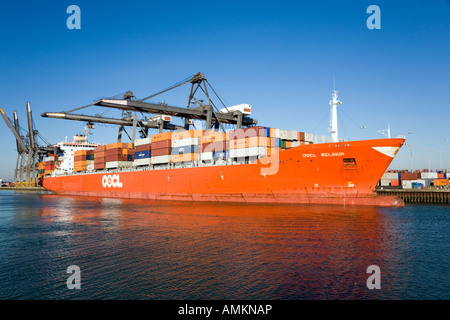 Nave portacontainer OOCL Belgio essendo caricati a Southampton Container Port Foto Stock