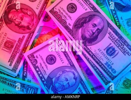 Banconote americane in luce colorata Foto Stock