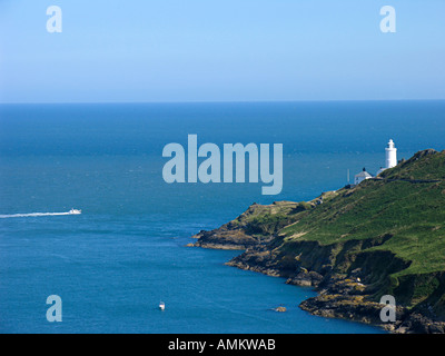 Vista del punto di inizio e il faro con barche a motore su una soleggiata giornata estiva sulla South Devon Coast. Regno Unito Foto Stock