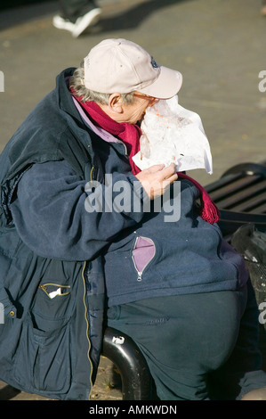 Un obeso uomo mangiare a Leicester LEICESTERSHIRE REGNO UNITO Foto Stock