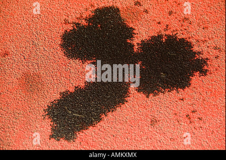 Una perdita di olio sul rosso tarmac in un parcheggio a Leicester Regno Unito Foto Stock