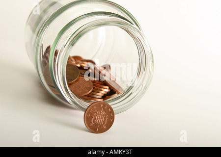 Risparmio di denaro 1p penny moneta contante e salvataggio jar Foto Stock