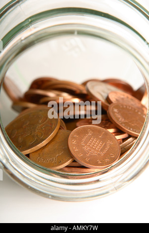 Risparmio di denaro 1p penny moneta contante e salvataggio jar Foto Stock