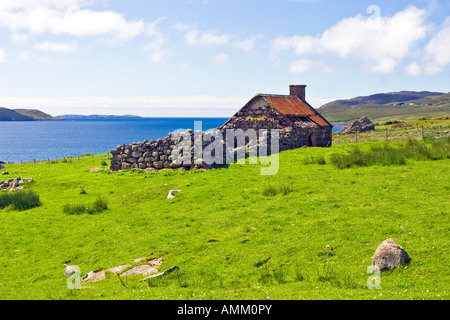 Scozzese tradizionale tetto di ruggine cottage vicino al villaggio di Drumbeg nel nord-ovest Highlands UK. 2005 Foto Stock