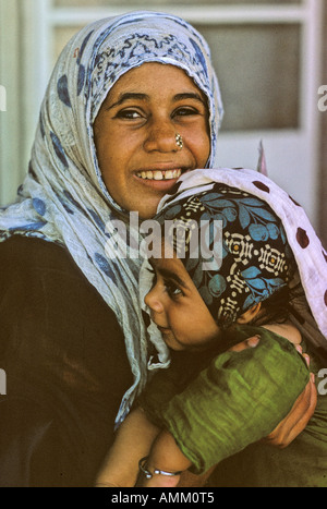 Ritratto di giovane donna e bambino [2]Sohar, Oman Foto Stock