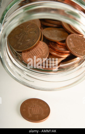 Risparmio di denaro 1p penny moneta contante e salvataggio jar Foto Stock