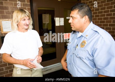 Correzzione Officer parlando di detenuto. Foto Stock