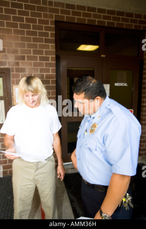 Correzzione Officer parlando di detenuto. Foto Stock