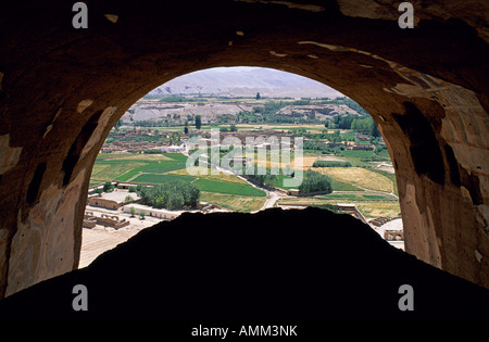 Panorama della pianura prelevati dalla parte superiore della testa grande del Buddha. Bamiyan fiorì come centro di commercio e religione Foto Stock