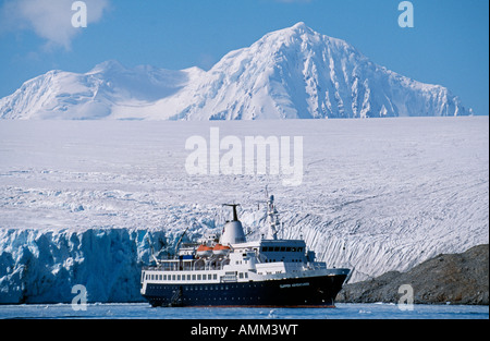 La nave di crociera nella parte anteriore del Mt. Francais. Foto Stock
