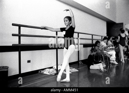 Giovani danzatori pratica per loro audizioni presso l'American Ballet Theatre s studio Foto Stock