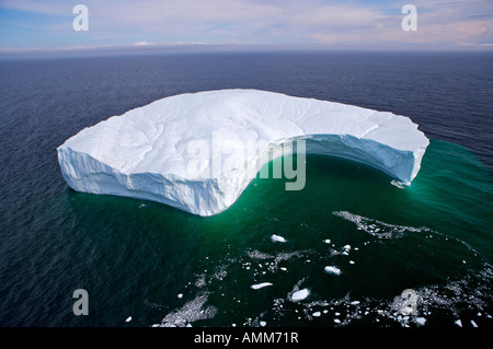 Vista aerea di un iceberg in stretto di Belle Isle, Southern Labrador, Labrador, Terranova Labrador, Canada. Foto Stock