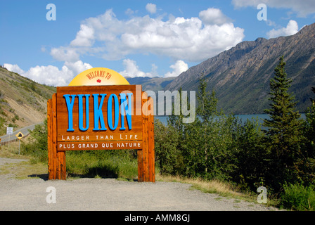 Benvenuti in Yukon Territory segno di confine marcatore YT Canada al confine della British Columbia lungo il sud Klondike Highway Foto Stock