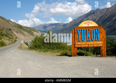 Benvenuti in Yukon Territory segno di confine marcatore YT Canada al confine della British Columbia lungo il sud Klondike Highway Foto Stock