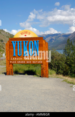 Benvenuti in Yukon Territory segno di confine marcatore YT Canada al confine della British Columbia lungo il sud Klondike Highway Foto Stock