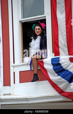 Salone delle ragazze per attrarre i clienti in Skagway AK Alaska degli Stati Uniti Stati Uniti all'interno del passaggio di viaggio turisti vacanze turismo Foto Stock