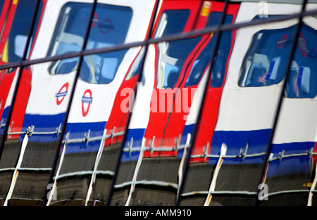 Tubo di riflesso di treno sulla Hammersmith e City Line della metropolitana di Londra Foto Stock