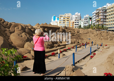 Scena della natività la scultura di sabbia sulla spiaggia di Las Canteras a Las Palmas de Gran Canaria, isole Canarie. Foto Stock