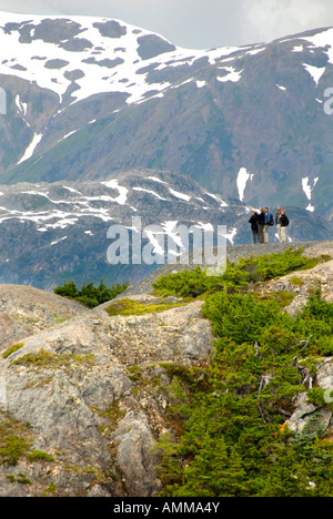 Turisti scena vista vicino ghiacciaio di salmone Stewart British Columbia BC Canada vicino Hyder Alaska AK US Stati Uniti travel vacation Foto Stock