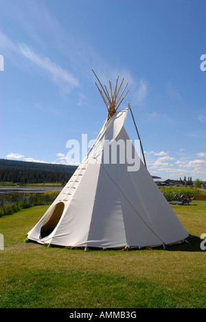 Nativi Americani Teepee registro esterno Home Capitale del Nord America Sud Cariboo Visitor Center 100 Mile House BC Canada Foto Stock