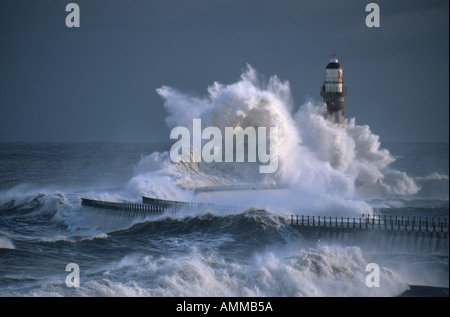 Wave rompe su faro di Roker Pier a Sunderland, England, Regno Unito, durante una tempesta di neve Foto Stock