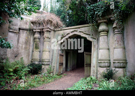 Ingresso del viale egiziano, West cimitero cimitero di Highgate, Londra Foto Stock